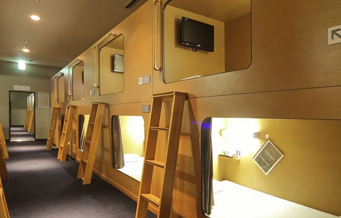Nikoh Capsule Hotel Refre - Hostel - Caters to Men