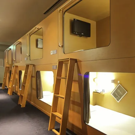 Nikoh Capsule Hotel Refre - Hostel - Caters to Men