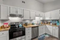Entire Modern Home in Prime Dining & Shopping Area - Homestays