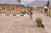 Mary Queen Hotels and Suites - parking