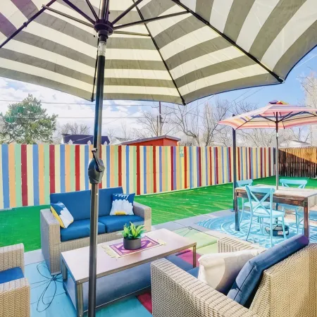 Vibrant Pet and Family friendly fully fenced yard great location