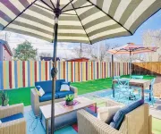Vibrant  Pet and Family friendly fully fenced yard great location - Gym