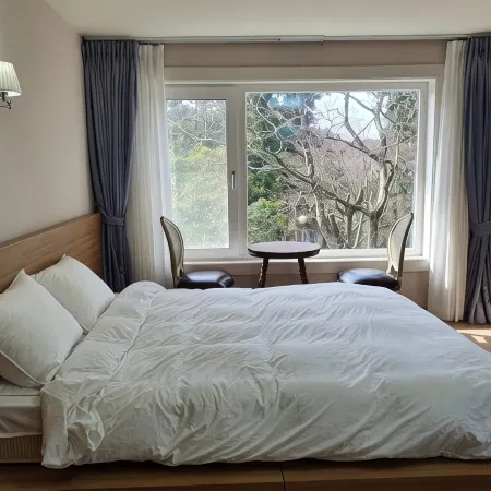 Jeju House Malo Pension (Saryani Hill Stay) Отели рядом с достопримечательностью «Парк аттракционов «Эколенд»»