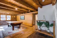 Stunning large Cabin with Hot tub, AC, Pool table, fenced yard