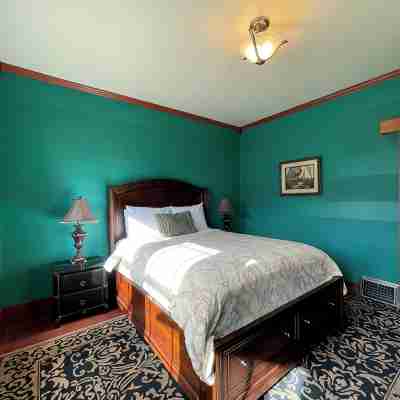3-bedroom Craftsman home with hot tub/sauna in the Heart of Arcata Rooms