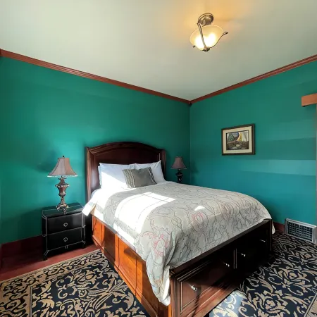 3-bedroom Craftsman home with hot tub/sauna in the Heart of Arcata Отели в г. Арката