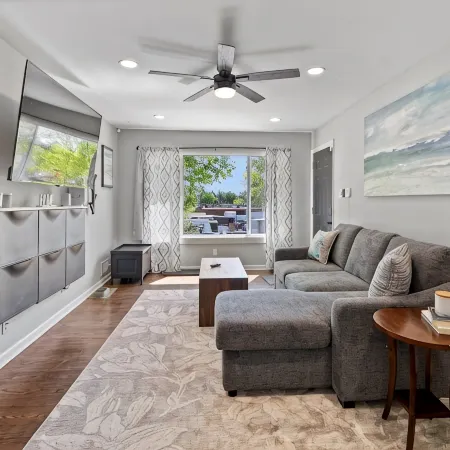 MKE 2 Bed W/ PKNG 15M Downtown