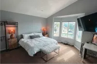 Ski Retreat with Hot Tub & 360 Views of SLC from 5bd 4ba in Draper, 100% 5 Stars
