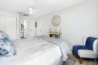 1 block to dwnt/7min to beach/King bed/Free parking
