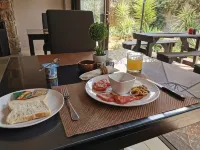 Aerotropolis Guest Lodge - breakfast