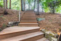 Hip Modern Studio in serene central Bellevue with AC, WiFi, Kitchen, TV