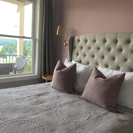 Brand new condo with gorgeous lake views