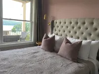Brand new condo with gorgeous lake views - 4성급
