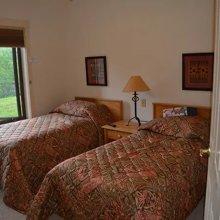Luxury 3BR/3BA Ski On/Off Lodges Bear Mountain Near Sunrise Chair Killington.