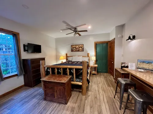 Cozy studio in gorgeous Salmon with AC, WiFi, Hot tub