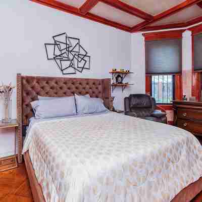 Charming 2-bedroom Brownstone with Bar and Balcony in enchanting Brooklyn Rooms