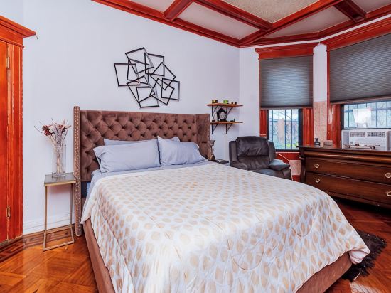Charming 2-bedroom Brownstone with Bar and Balcony in enchanting Brooklyn