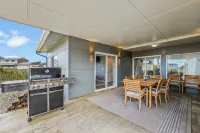 NEW! 1 minute to beach-Ocean Views-Hot Tub-Waffles for Breakfast - 4-Star