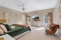 Elevated Lifestyle, Spacious 6 Bdrm w/ Hot Tub!