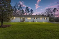 New! Minutes to Downtown - Private Half-Acre Ranch Retreat - Private Pools