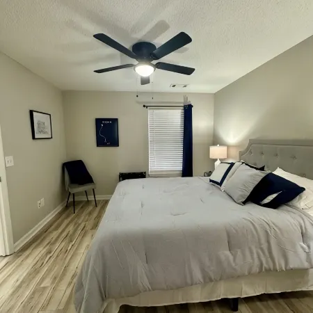 Very short walk to Downtown!  Completely renovated.  Sleeps six.