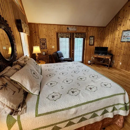 Beautiful family friendly 4 bedroom Resort Chalet with Fireplace