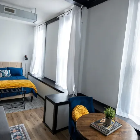 Cozy studio in enchanting downtown Warrensburg with full kitchen, AC, WiFi
