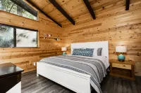 MidCentury Cabin-Deck w Killer Views Near Hiking at Humber Park Dog Friendly - Chalets