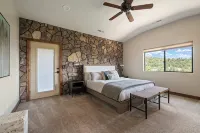Canyon-View Retreat Minutes from Zion with Hot Tub, Game Room & Chef’s Kitchen - Balkon