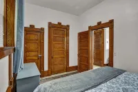 Craftsman charm King Bedroom Private Condo Unit walk to hospital &  capitol - Boutique