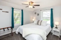 The Cow Tipper: Near Everything - SPA - Game Room - Fire Pit & Patio - Sleeps 10 - บังกะโล