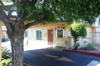 Royla Motel - parking