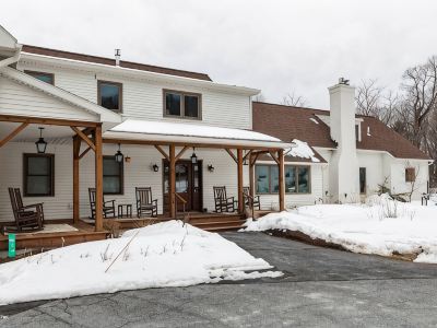 Inn at 84 Honeycrisp: 1 King BR private bath with sofa