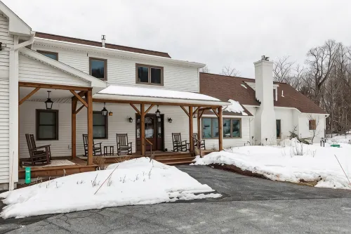 Inn at 84 Honeycrisp: 1 King BR private bath with sofa - Apartments