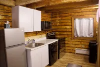 Petite Cabin With Ladder Loft - 샬레 호텔