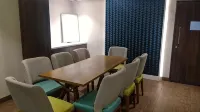 Zibe Luxe Hyderabad by GRT Hotels - С тренажерным залом
