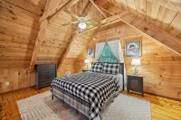 Peaceful Creekside Cabin with Hot Tub + Game Room - Chalets