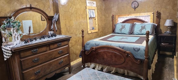 A unique cabin, comfortable with private hot tub! Hotels in Le Flore County