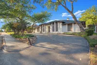 🚨Dallas Luxury Modern Home- Heated Salt Pool and Spa 🏊 4 Bedrooms Sleeps 14+ - プライペートプール
