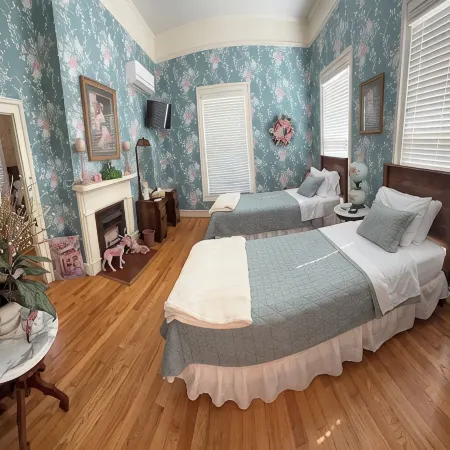 Historic Roberts Home "Night in the Museum" Hotel
