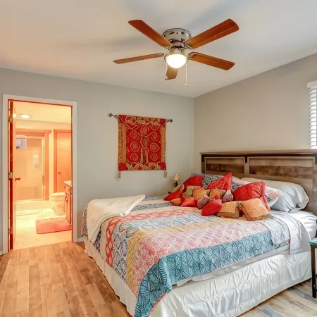 Great neighborhood! 3 bed 2 full bath close to shopping, restaurants, U of I