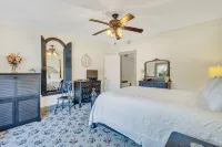 ★Private terrace & parking ★ at this Historic 1800's Townhome in ❤︎ of City - Jacuzzi