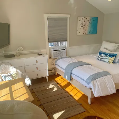 Cozy upper studio- fully equipped & close to town, harbor, shops & restaurants!