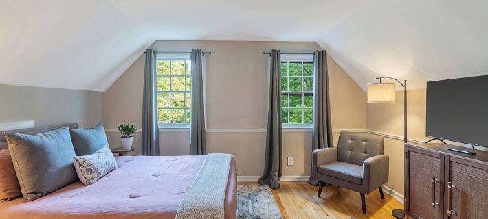 Comfy and cozy 4-bedroom minutes to SU, Hospitals, and downtown Syracuse Hotels in Syracuse