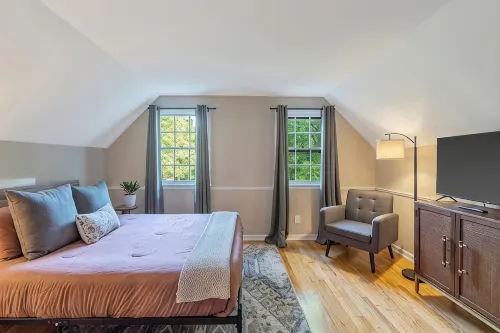 Comfy and cozy 4-bedroom minutes to SU, Hospitals, and downtown Syracuse - บังกะโล