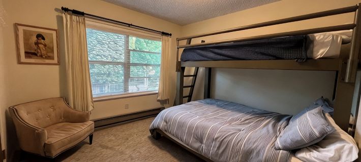 Family condo, walk to ski area, private fishing pond and playground Hotels in Red River