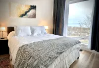 Brand New Modern Downtown Condo designed by award-winning architect! - Homestays