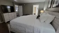 WOW!  Walk in with indoor pool and hot tub in the heart of Branson! - Private Pools