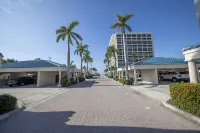 Palm Bay Club on Siesta Key  see our new bathrooms. - نادي رياضي