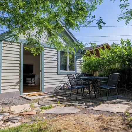 Just blocks from downtown! Cozy 2-bed, 1-bath home - sleeps 4.